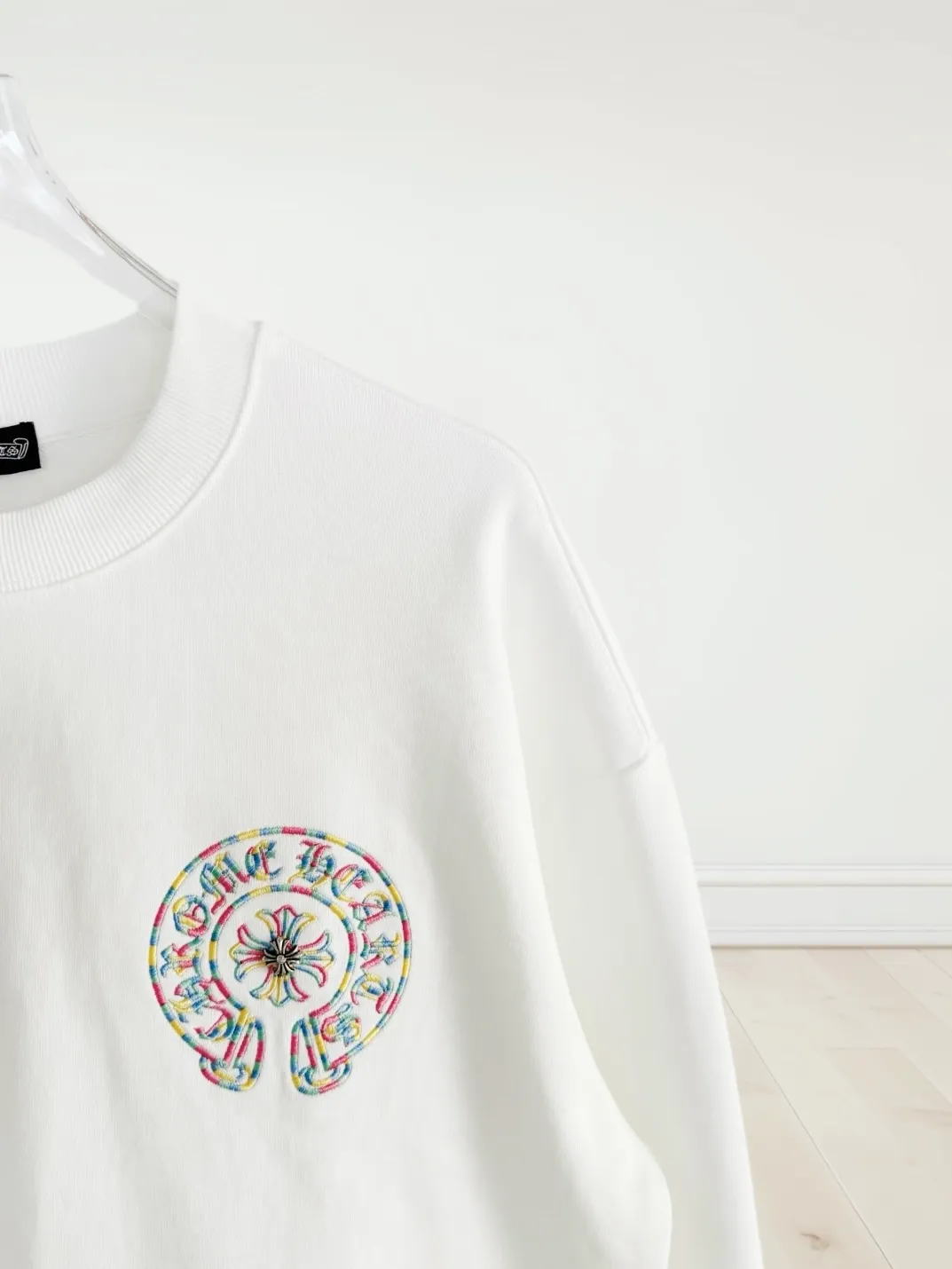 P250 [High Quality] Chrome Hearts Embroidery🪡Cross + Horseshoe‼ ️Round neck sweatshirt *Customized 420g terry cotton fabric, the fabric is soft, skin-friendly and comfortable *Embroidery process: front cross + rivet embroidery *A very simple and elegant classic continuation. It is unparalleled in terms of upper body comfort, interpreting your luxury and taste, and creating your fashion style and charm. Three complete standards. Same style for men and women. 𝐂𝐎𝐋𝐎𝐔𝐑: Black/White 𝐒𝐈𝐙𝐄: S-XL